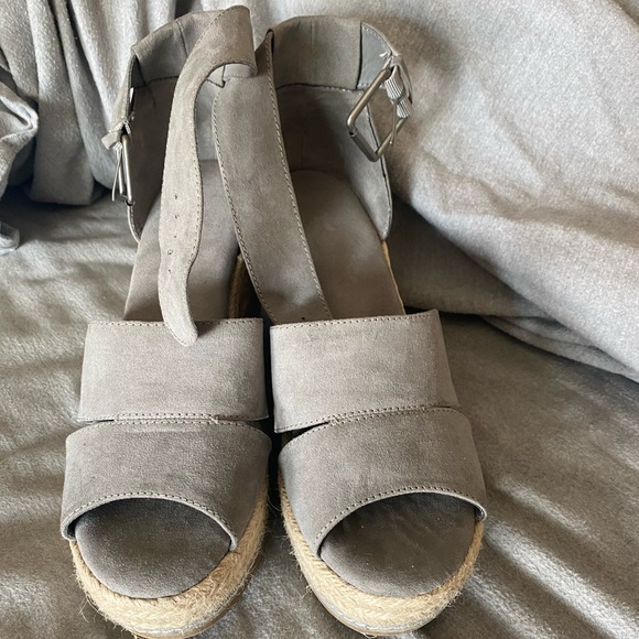 Universal Thread Gray Wedges - Picture 2 of 3